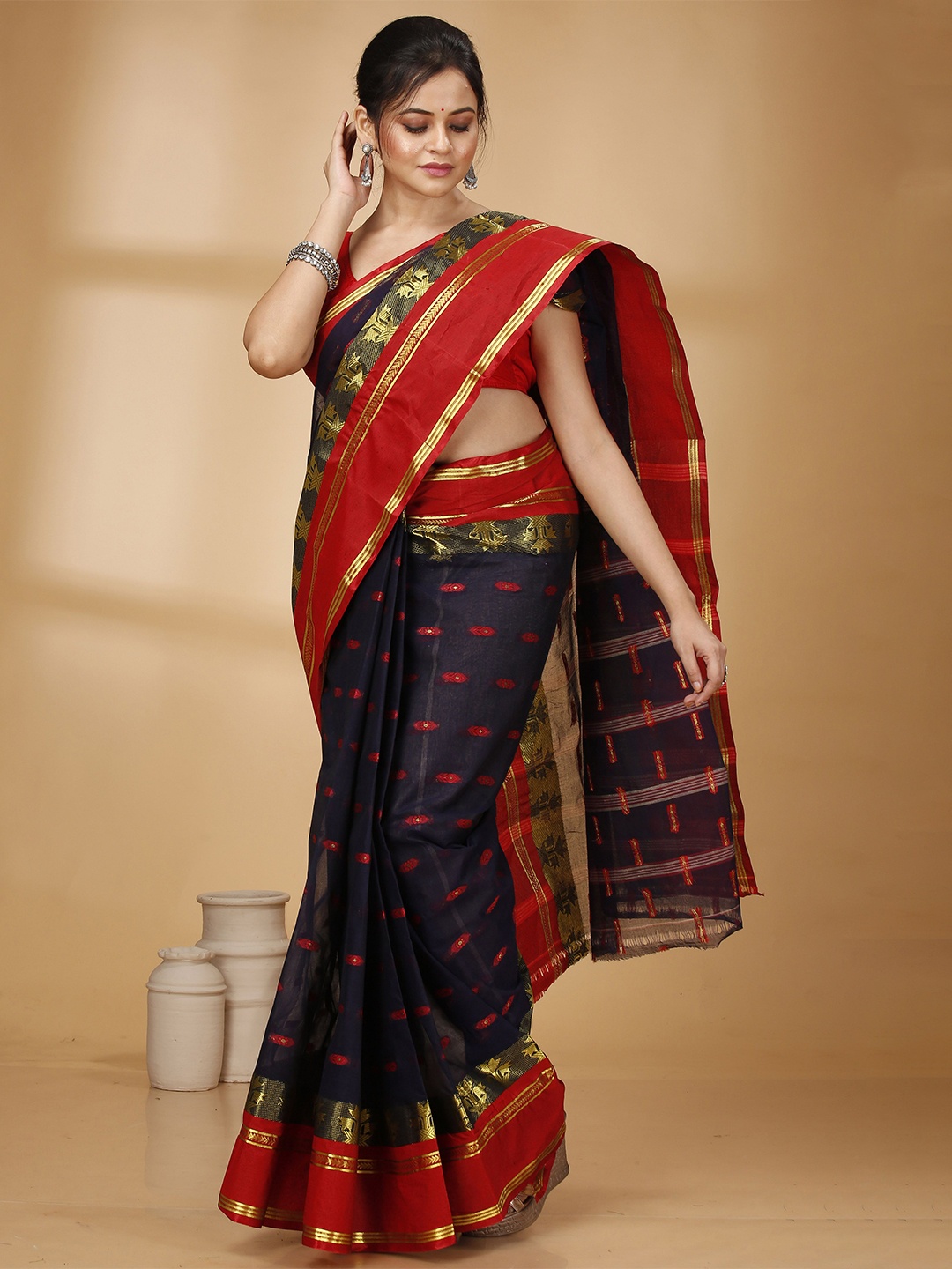 

Ruuprekha Woven Design Zari Pure Cotton Taant Saree, Black