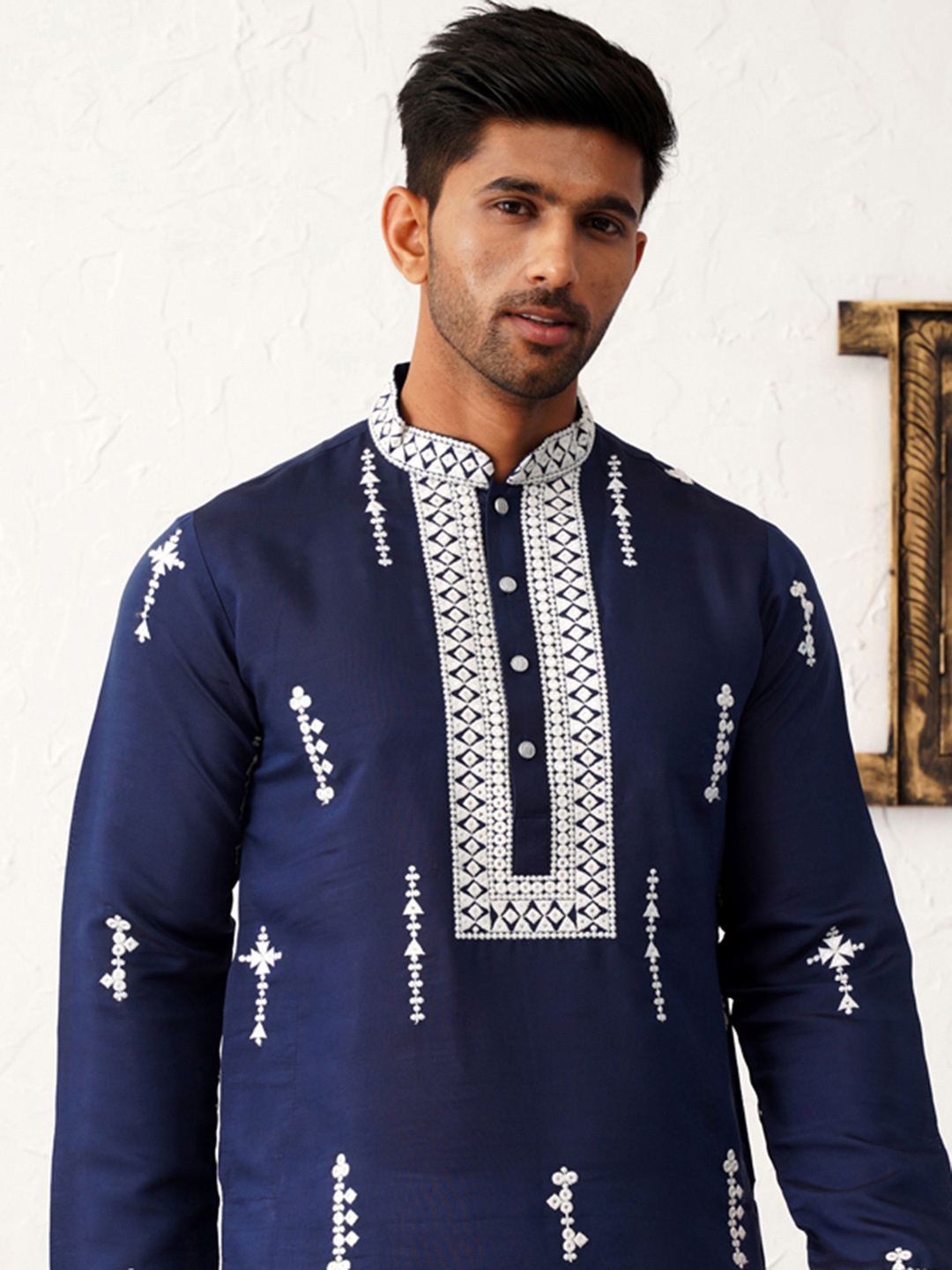 

Jompers Mandarin Collar Embroidered Chikankari Cotton Silk Thread Work Straight Kurta, Navy blue