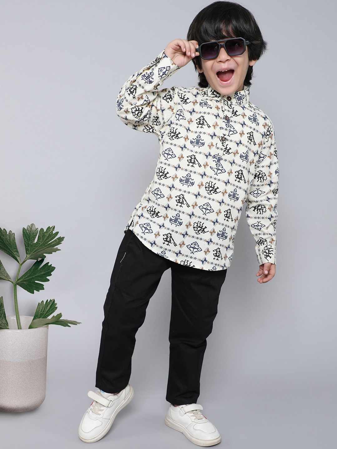 

BAATCHEET Boys Tribal Printed Band Collar Long Sleeves Pure Cotton Kurta with Trouser, Off white