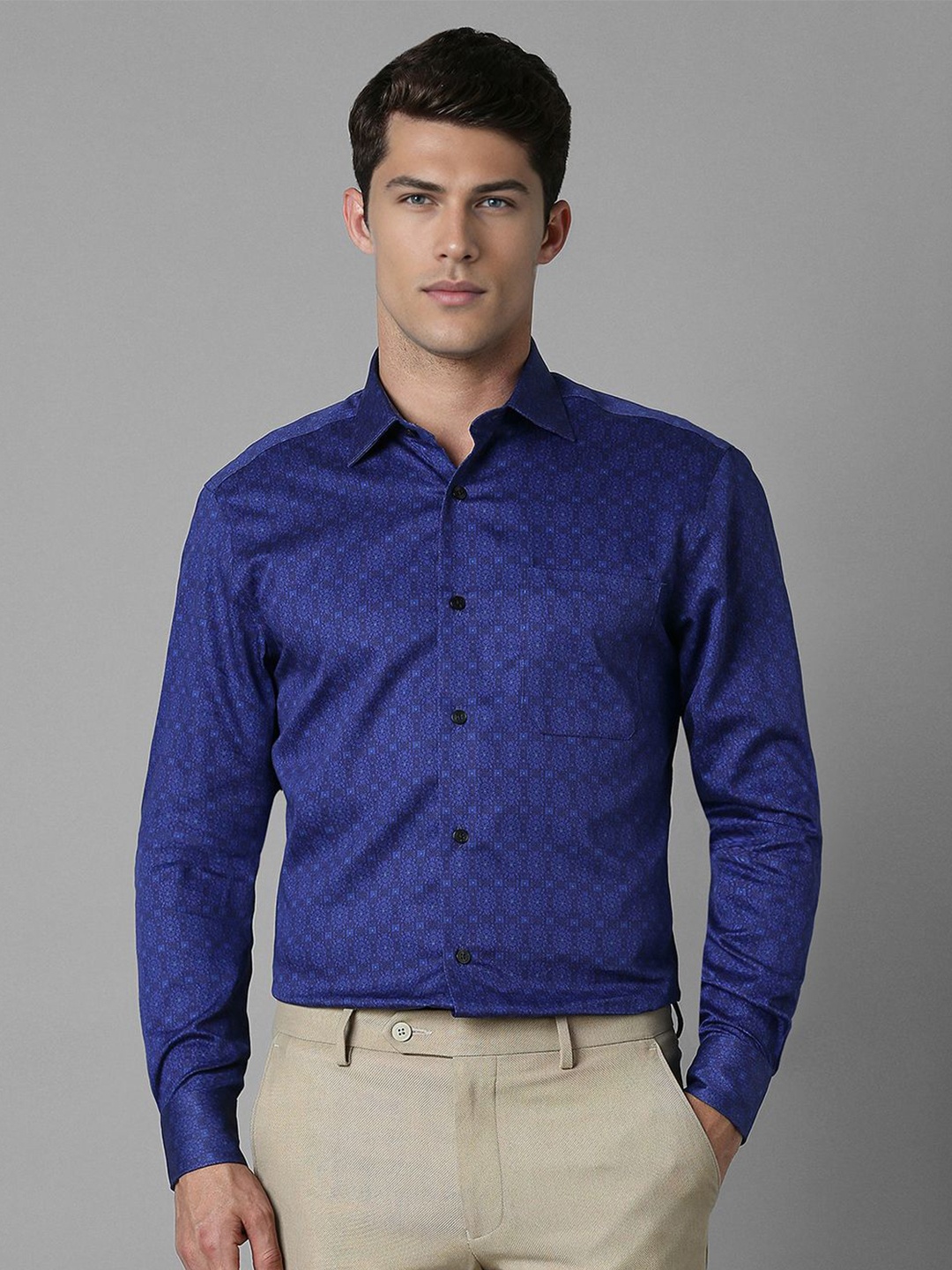 

Louis Philippe Men Classic Spread Collar Geometric Printed Cotton Formal Shirt, Navy blue