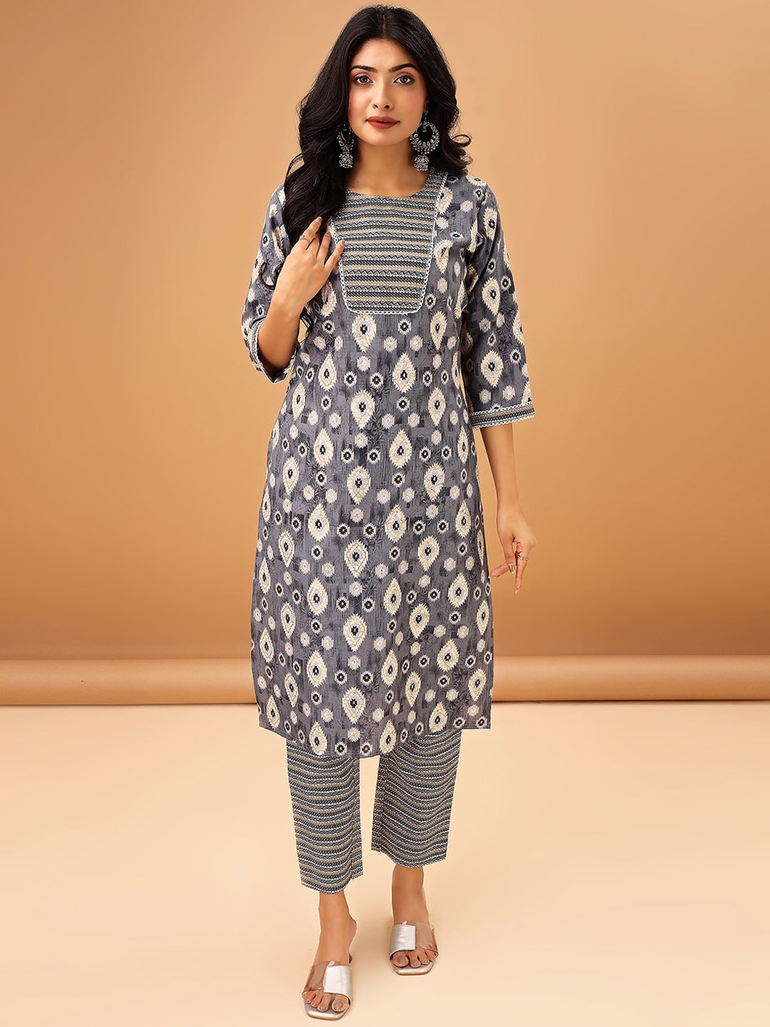 

TRAHIMAM Floral Printed Round Neck Straight Kurta With Trousers, Grey
