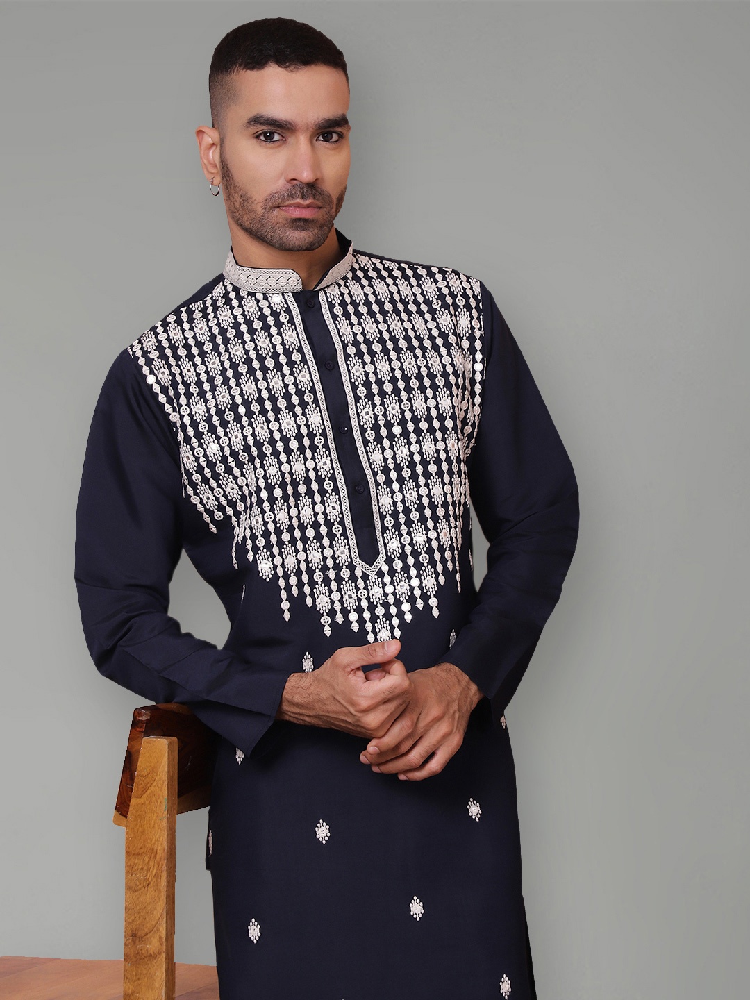 

Jompers Men Embroidered Flared Sleeves Thread Work Kurta, Navy blue