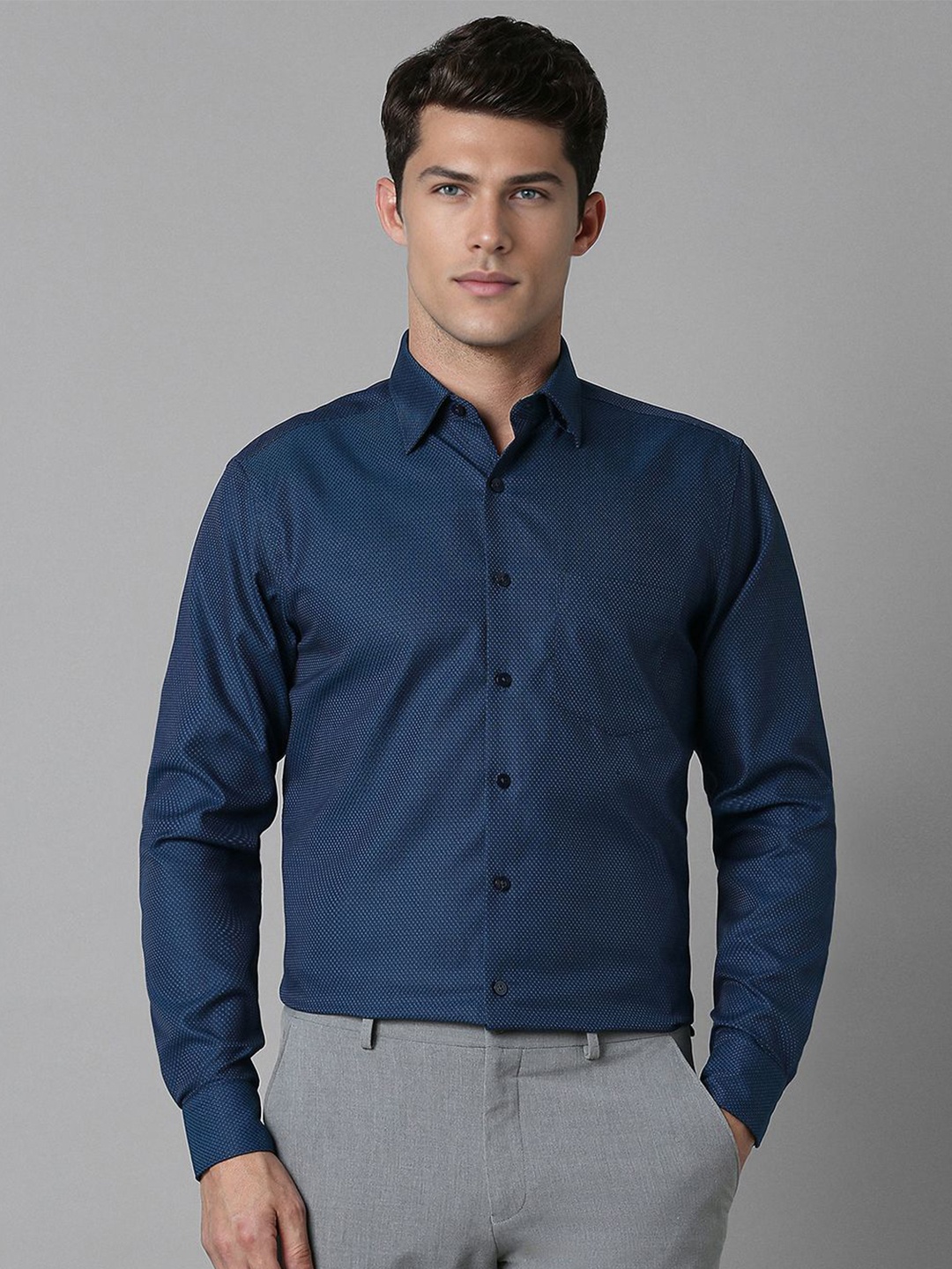

Louis Philippe Men Spread Collar Geometric Printed Cotton Slim Fit Formal Shirt, Navy blue
