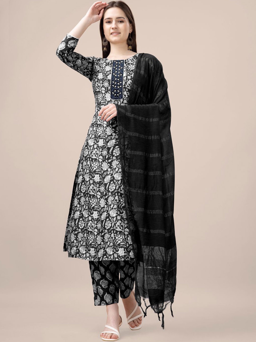 

WILNERCROWN Floral Printed Thread Work Straight Kurta with Trousers & Dupatta, Black