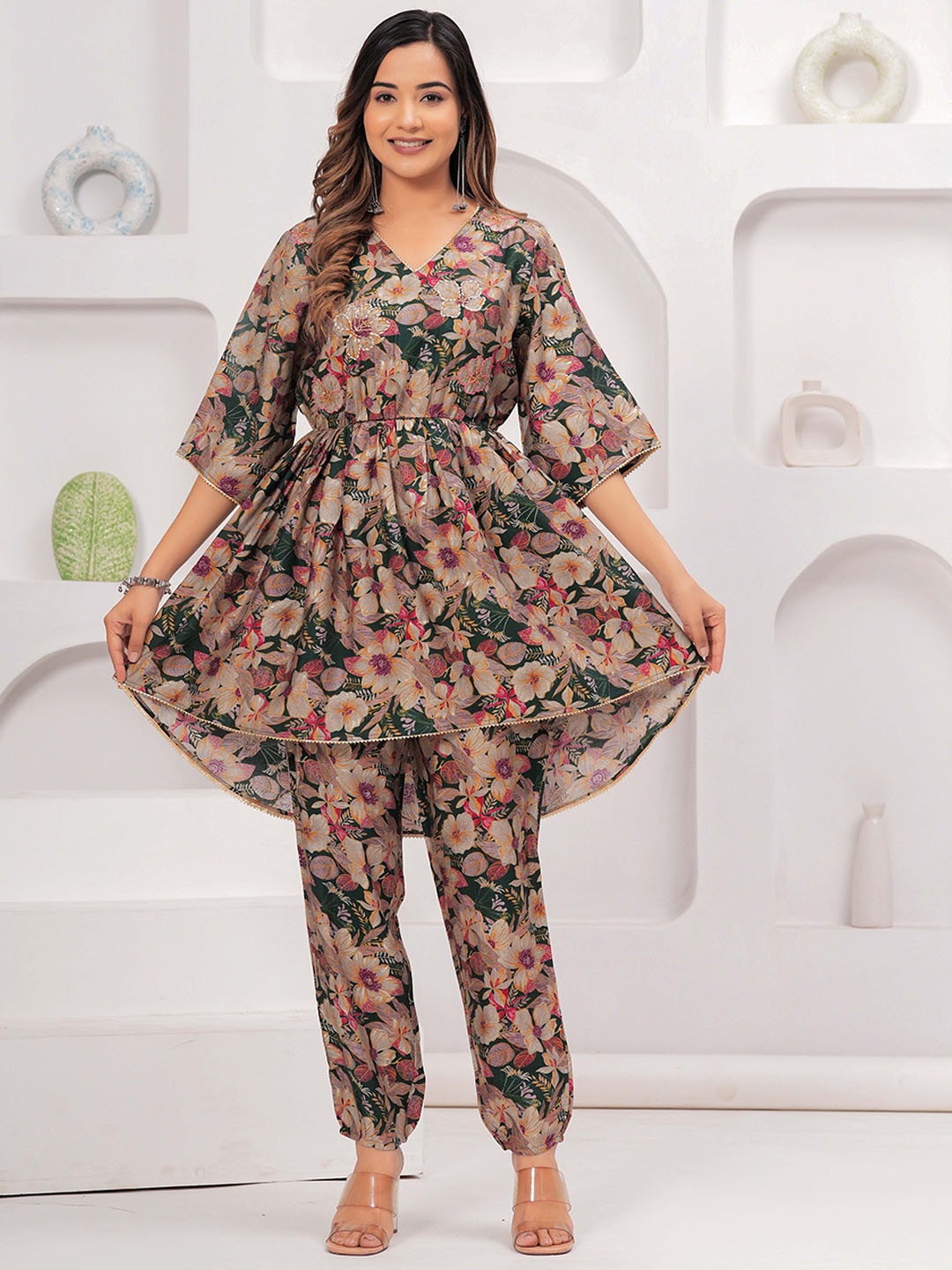 

TANESHWAR Floral Printed Gotta Patti Pure Cotton Kurta With Palazzos, Brown