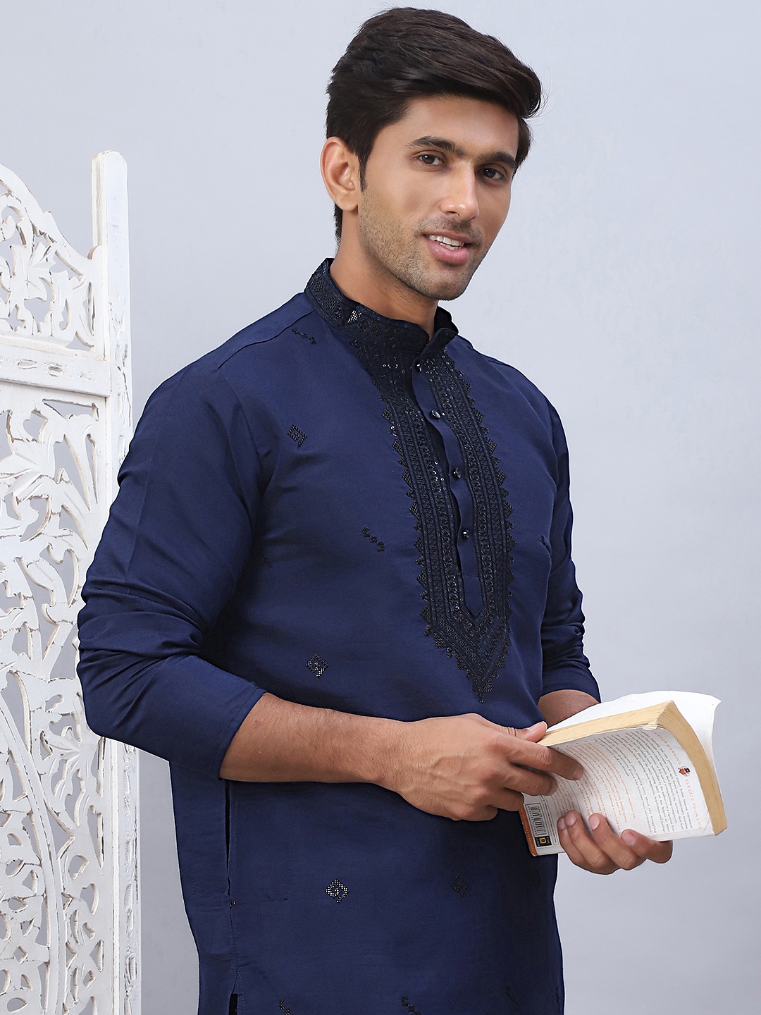 

Jompers Geometric Embroidered Sequinned Mandarin Collar Straight Kurta, Navy blue