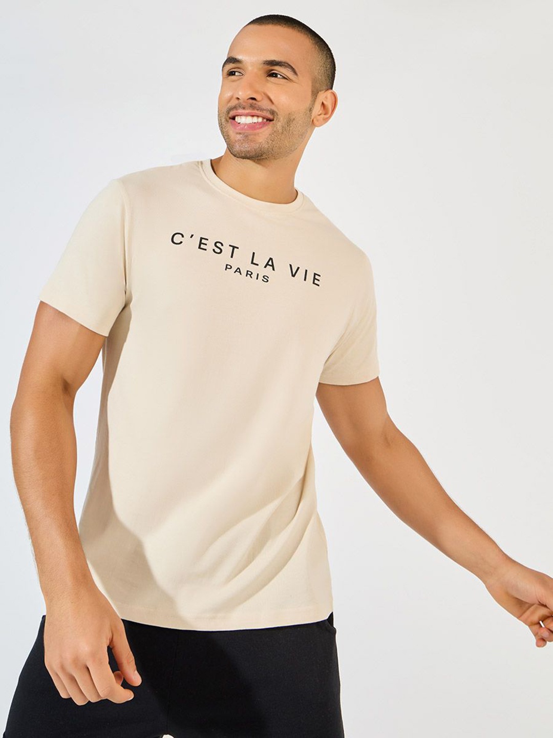 

Men Regular Fit Cest La Vie Tee Print Tee, Cream