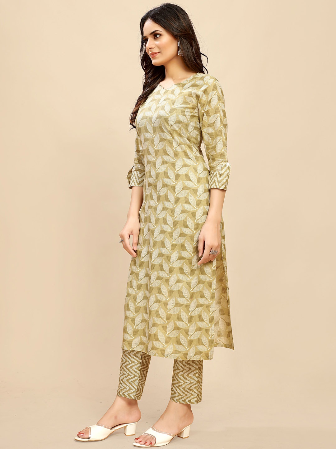 

AWRIYA Floral Printed Round Neck Pure Cotton Straight Kurta With Trousers, Beige