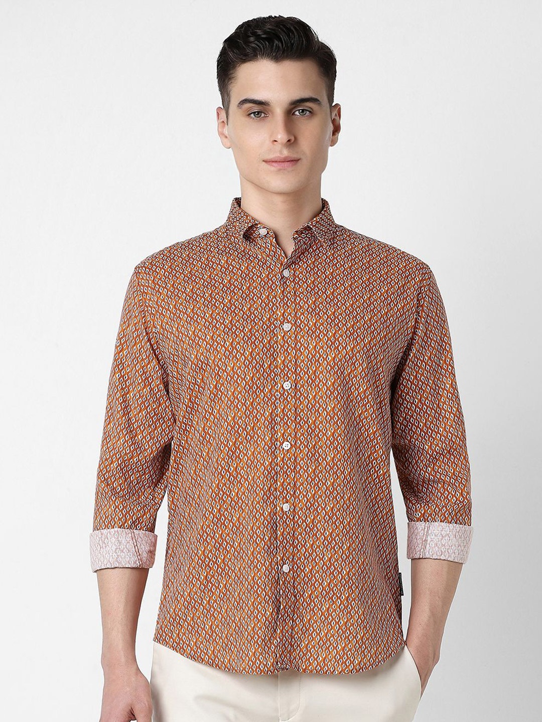 

V Dot Men Spread Collar Geometric Printed Cotton Slim Fit Casual Shirt, Orange