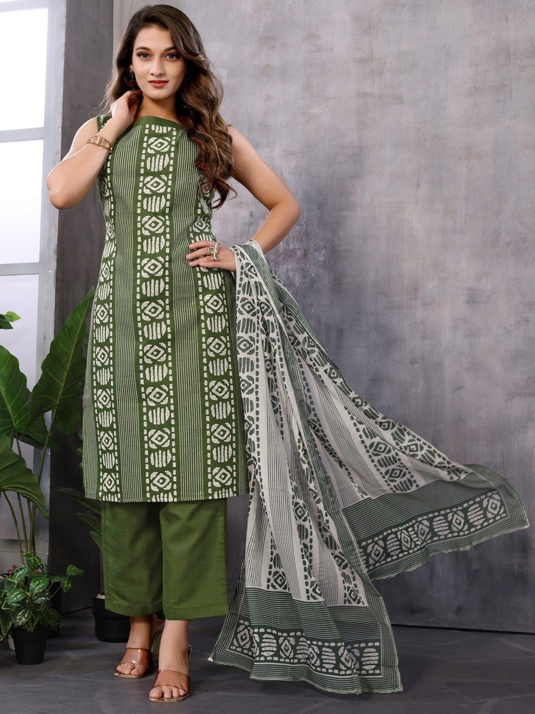 

Titanium Silk Industries Geometric Printed Regular Straight Kurta with Trousers & Dupatta, Green