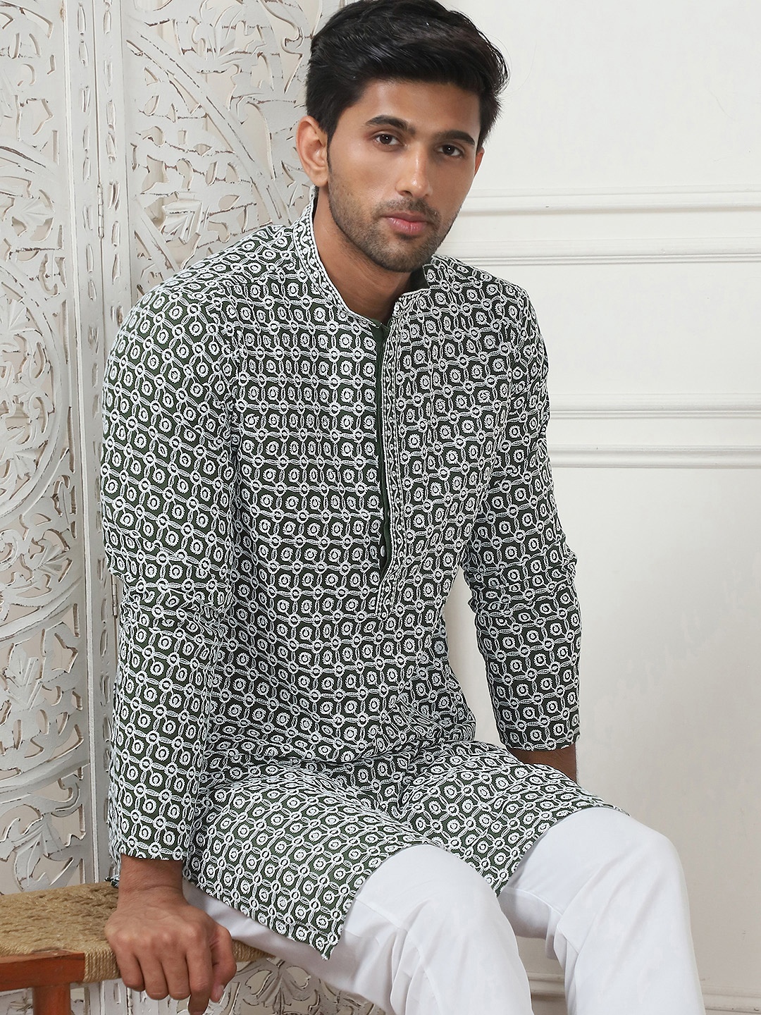 

Jompers Geometric Embroidered Mandarin Collar Chikankari Pure Cotton Kurta, Olive