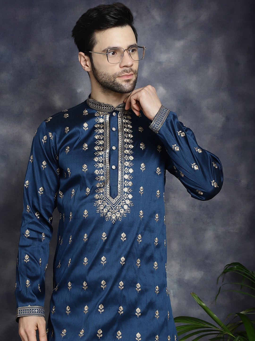 

Jompers Mandarin Collar Long Sleeves Embroidered Thread Work Kurta, Navy blue
