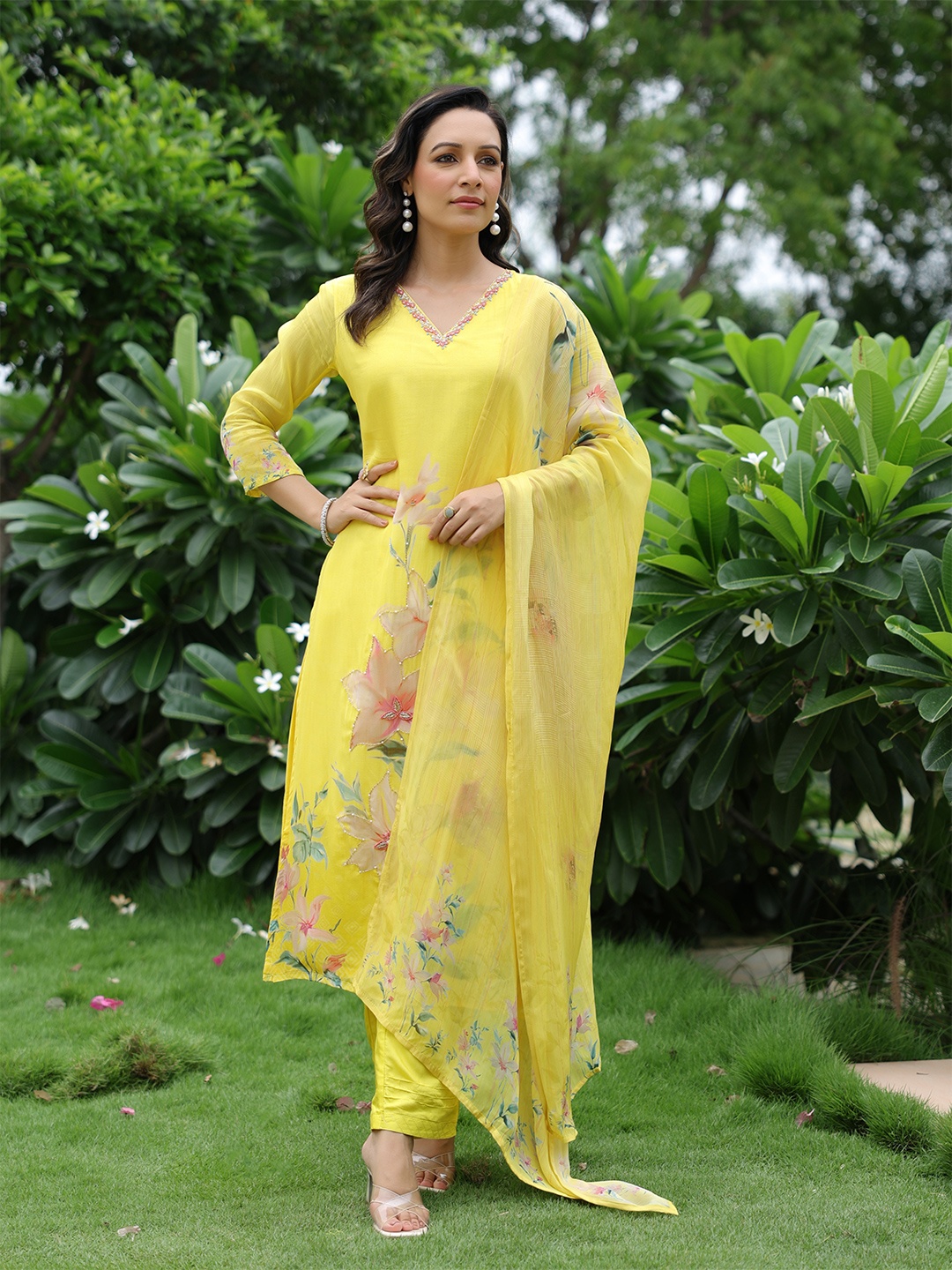 

FASHOR Floral Printed Regular Beads & Stones Georgette Straight Kurta & Trousers & Dupatta, Yellow