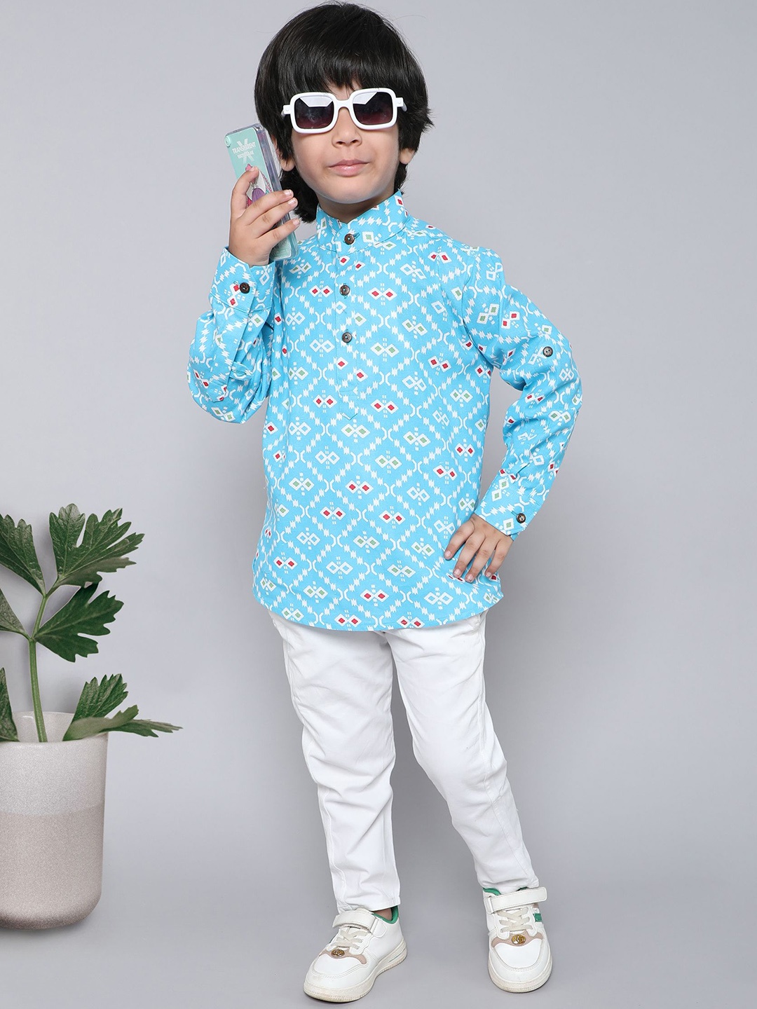 

BAATCHEET Boys Geomitric Printed Long Regular Sleeves Band Collar Kurta with Trouser, Blue