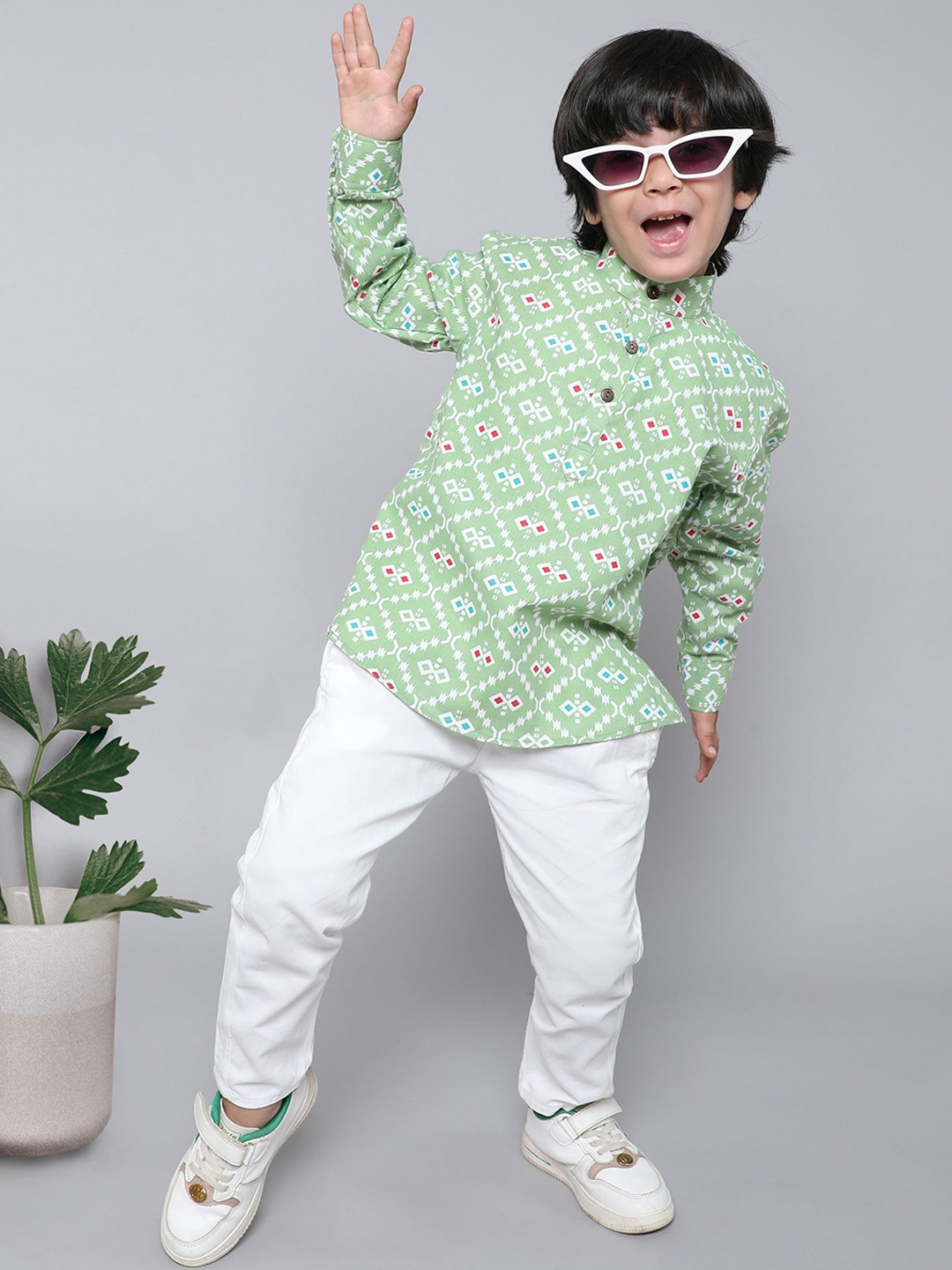 

BAATCHEET Boys Geometric Printed Band Collar Pure Cotton Kurta With Trousers, Green