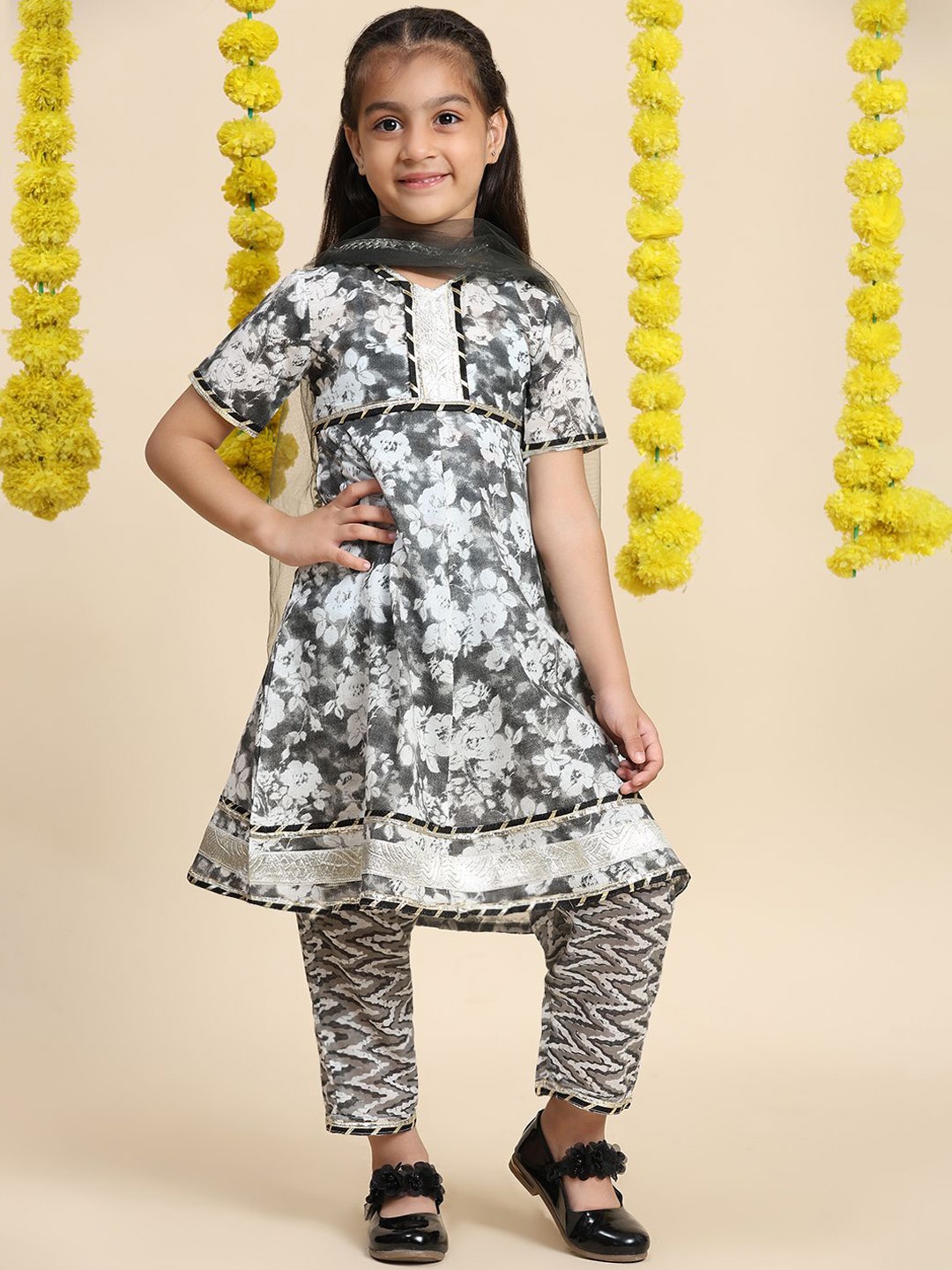 

Cutiekins Girls Floral Printed V-Neck A-Line Kurta with Palazzo & Dupatta, Black
