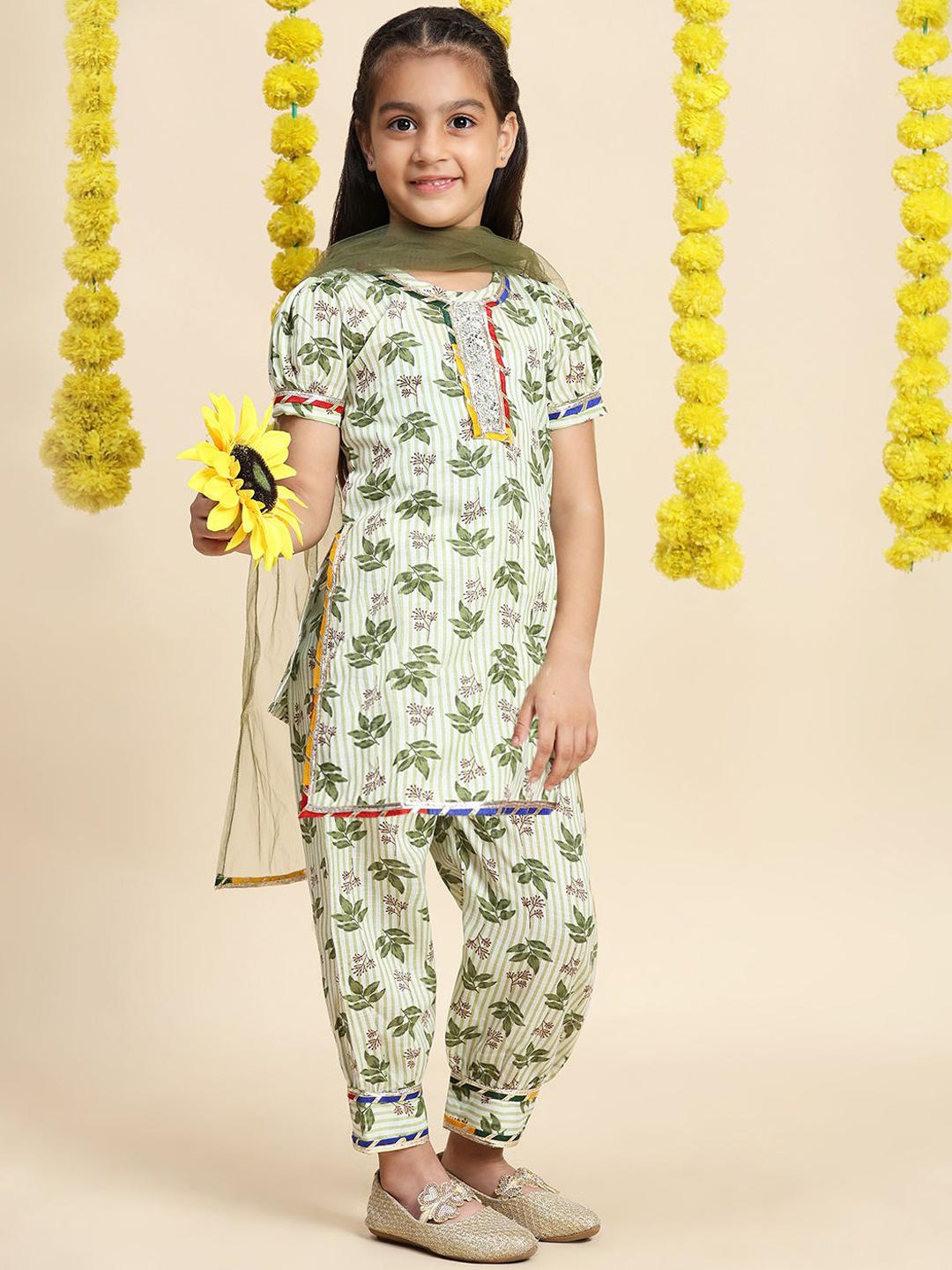 

Cutiekins Girls Floral Printed Puff Sleeves Straight Kurta with Salwar & Dupatta, Green