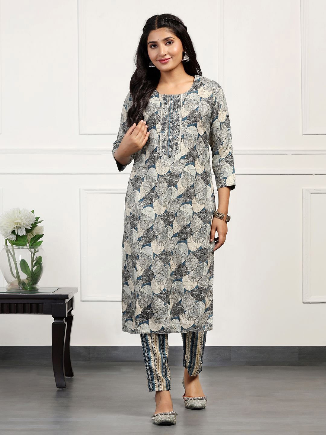 

BAESD Floral Printed Regular Thread Work Kurta With Trousers, Blue
