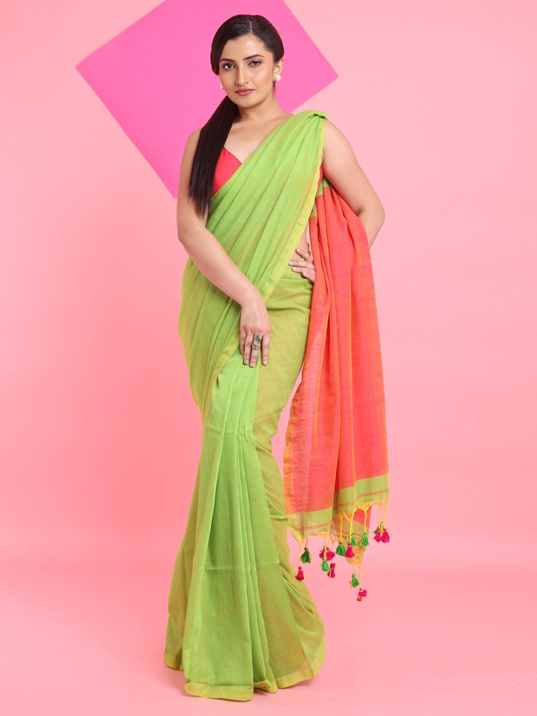 

Arhi Women Solid Pure Cotton Saree With Solid Border, Green