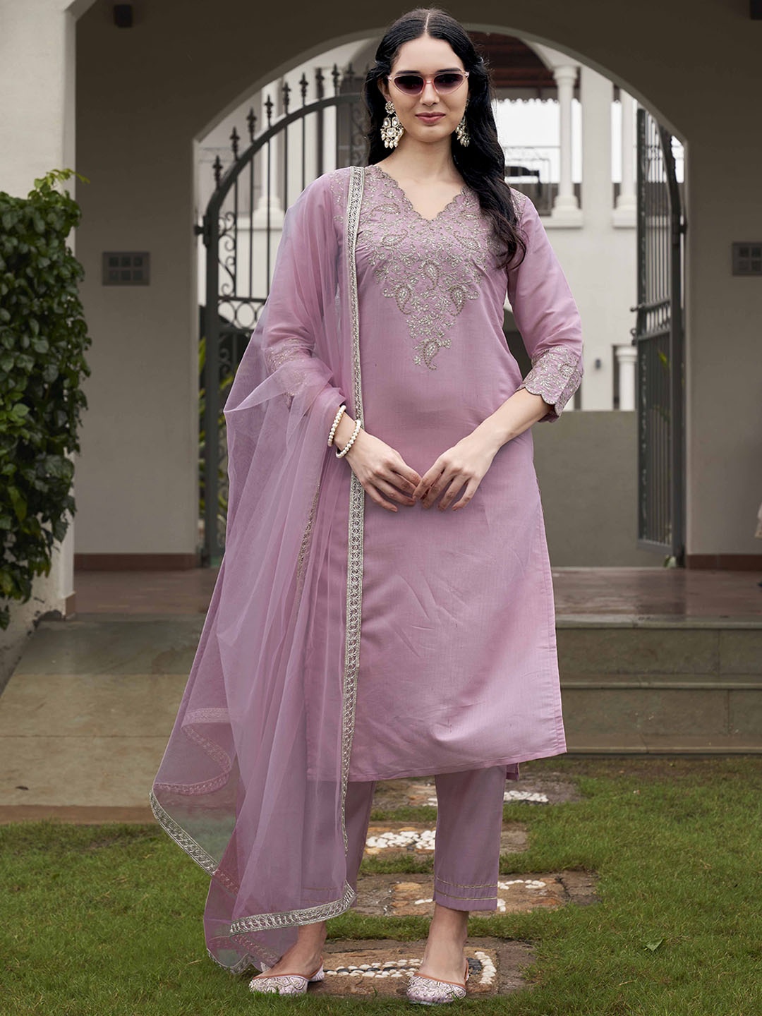 

Tikhi Imli Women Ethnic Motifs Yoke Design Regular Thread Work Kurta with Trousers & With Dupatta, Pink