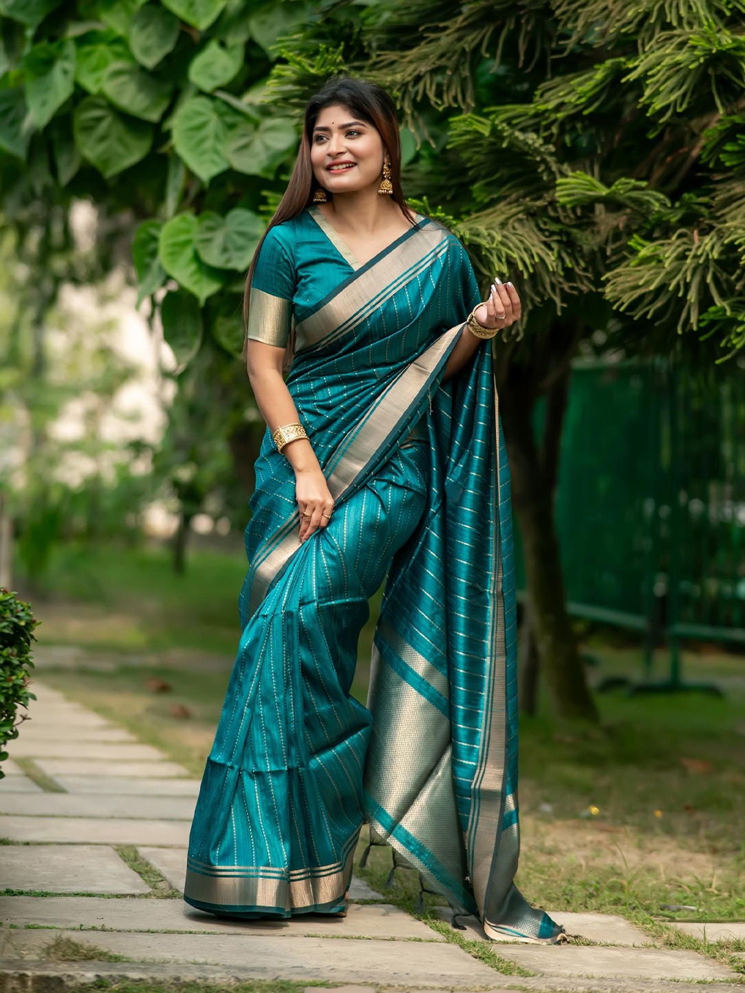 

LeeliPeeri Designer Woven Design Zari Silk Blend Banarasi Saree, Blue