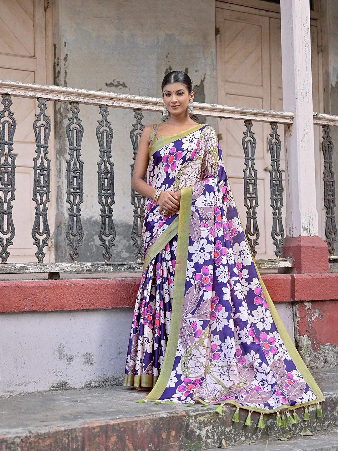 

LeeliPeeri Designer Floral Banarasi Saree, Navy blue