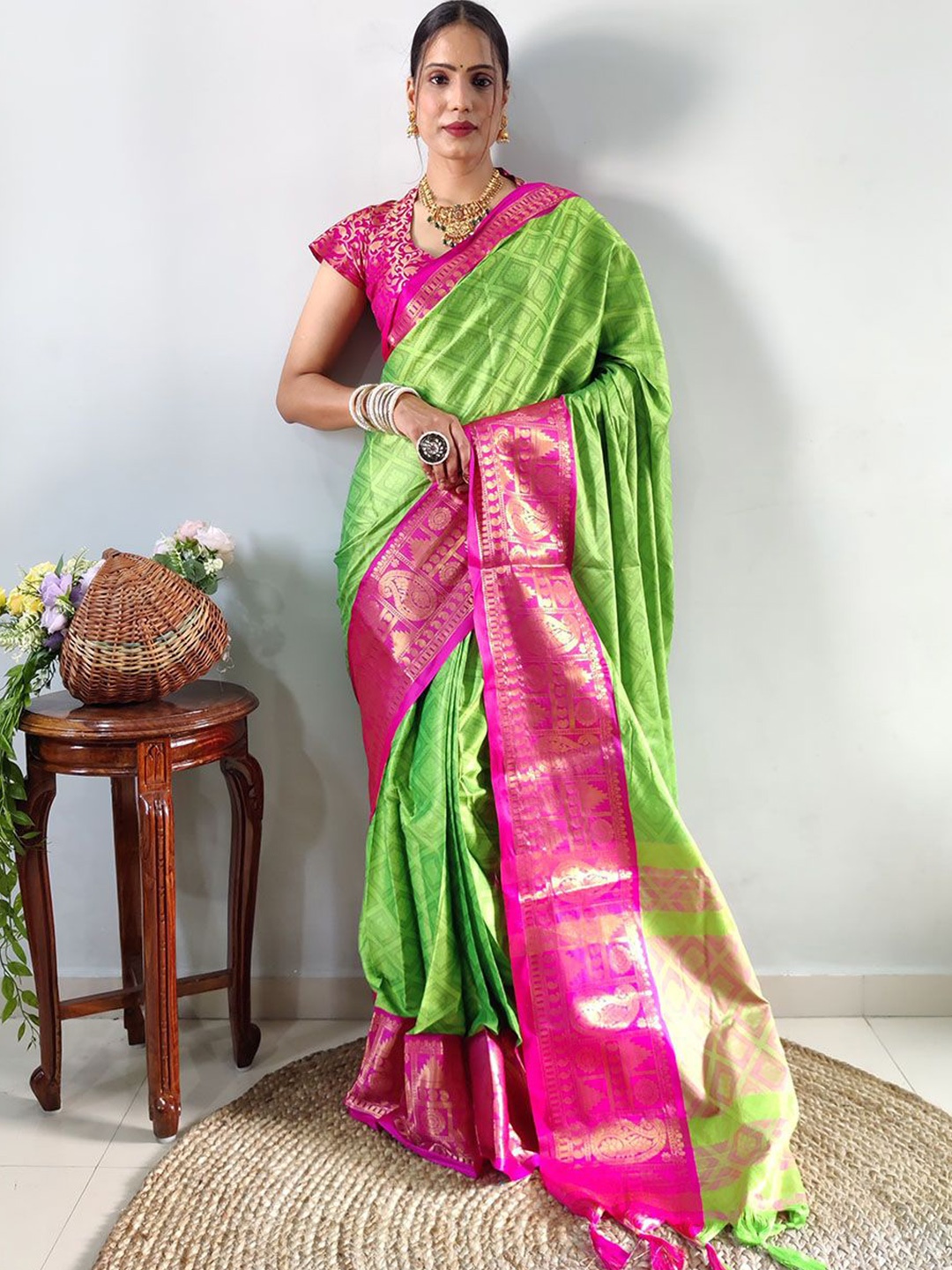 

Aika Woven Design Zari Banarasi Saree, Green