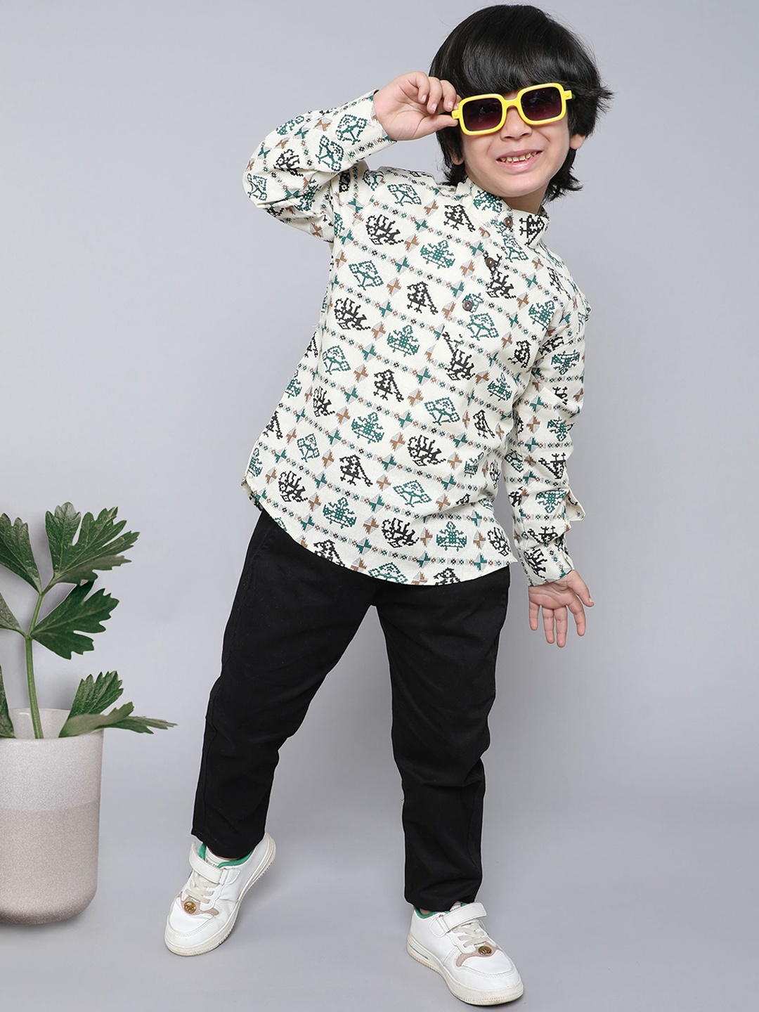 

BAATCHEET Boys Geometric Printed Band Collar Pure Cotton Kurta With Trousers, Green