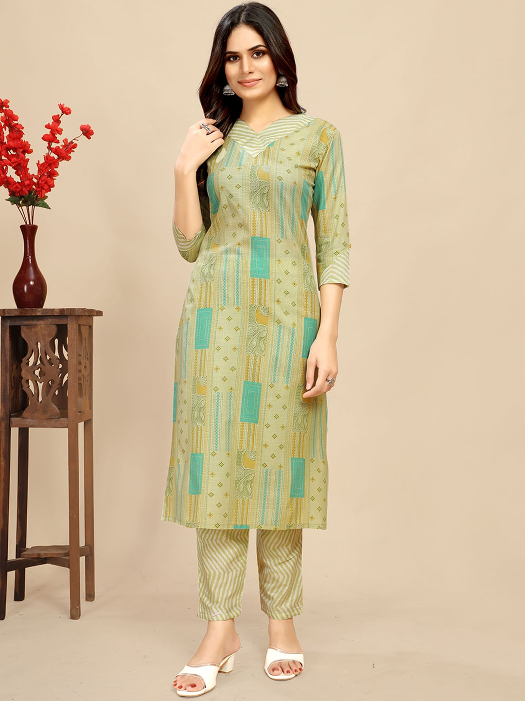 

AWRIYA Geometric Printed V Neck Pure Cotton Straight Kurta With Trousers, Green