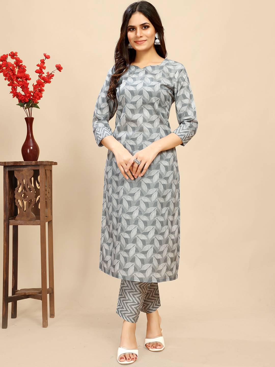 

AWRIYA Floral Printed Sweetheart Neck Pure Cotton Straight Kurta With Trousers, Grey