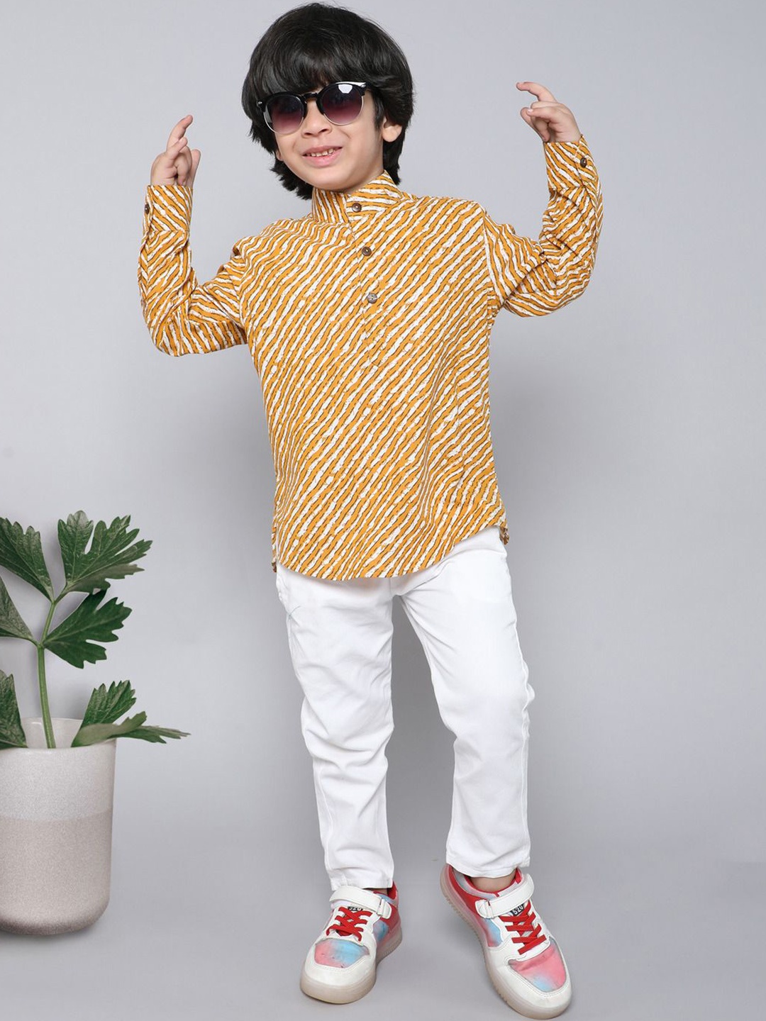 

BAATCHEET Boys Leheriya Printed Regular Sleeves Band Collar Pure Cotton Kurta with Trouser, Yellow