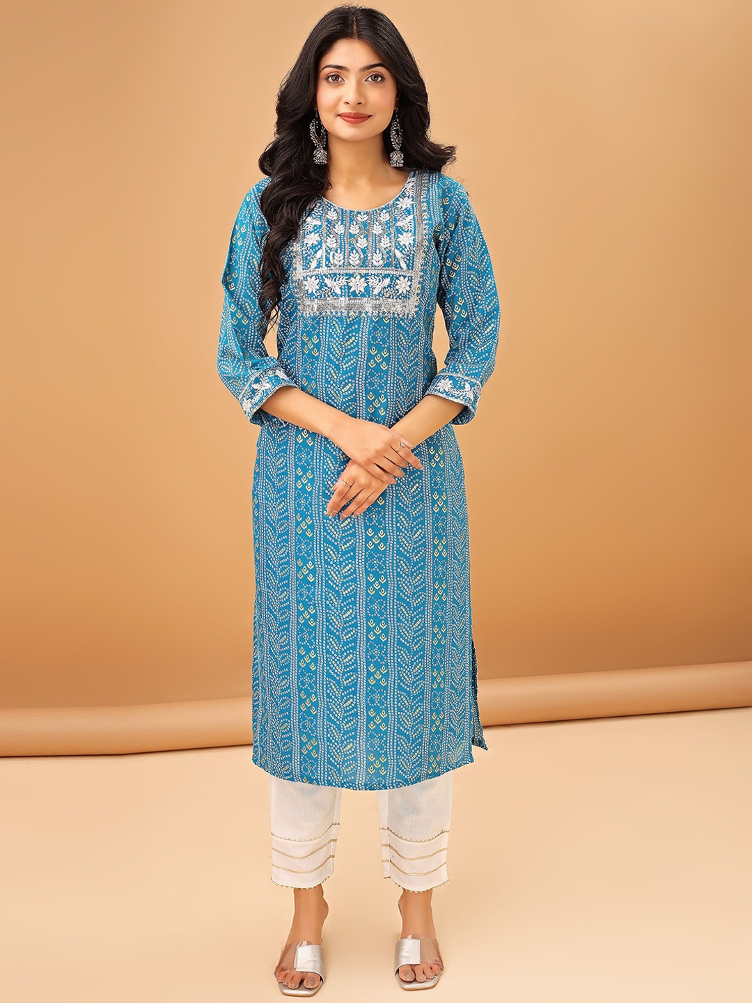 

TRAHIMAM Bandhani Embroidered Straight Thread Work Kurta With Trousers, Blue