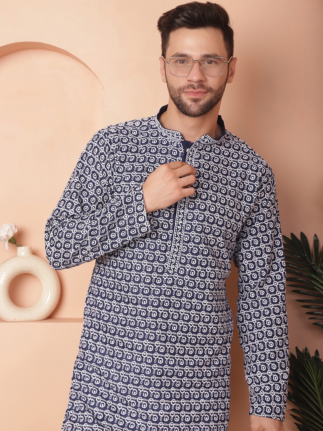 

Jompers Men Geometric Printed Cold-Shoulder Sleeves Thread Work Floral Kurta, Navy blue