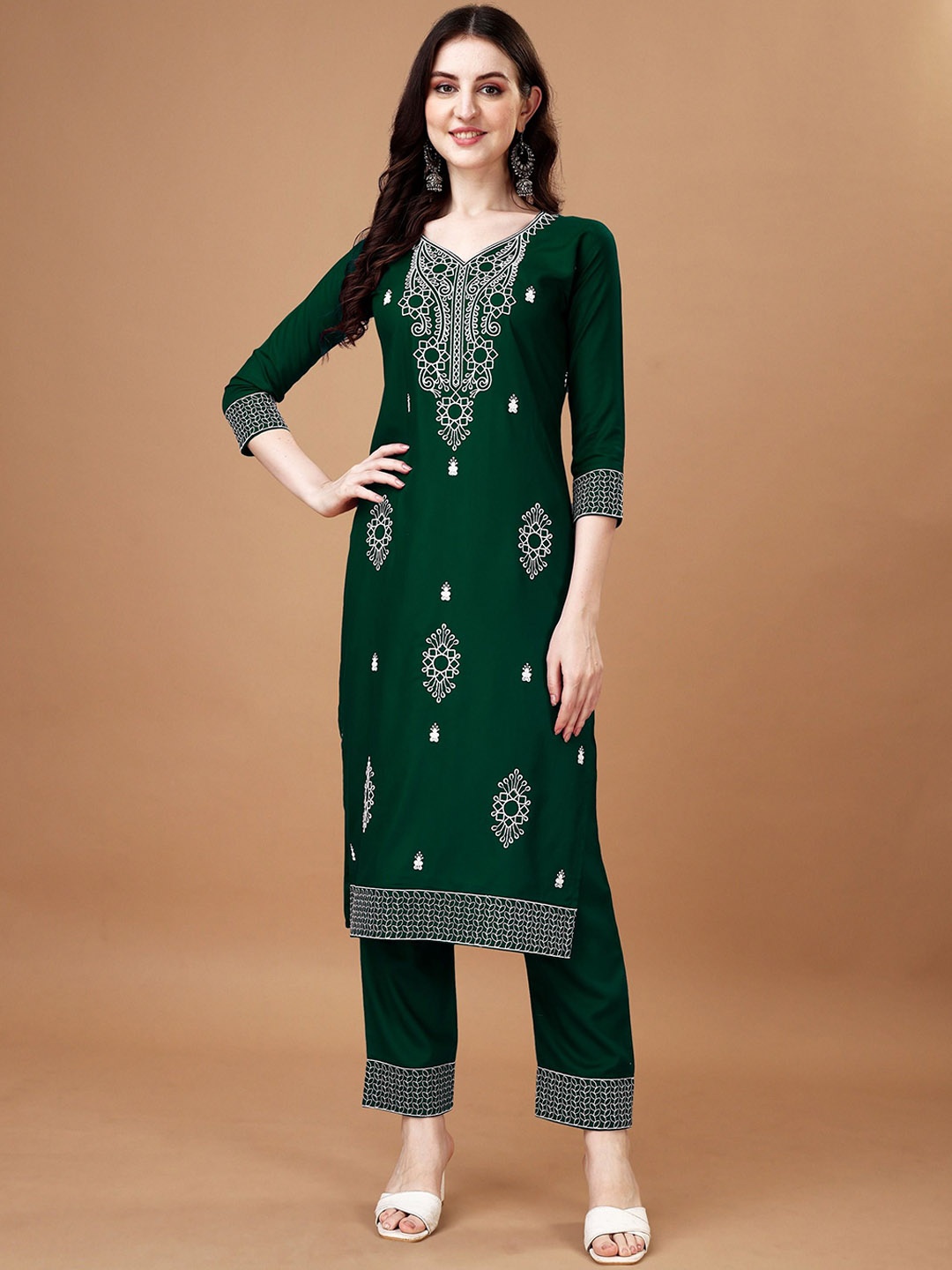 

FANTASY FAB Ethnic Motifs Embroidered V-Neck Straight Kurta with Trousers, Green