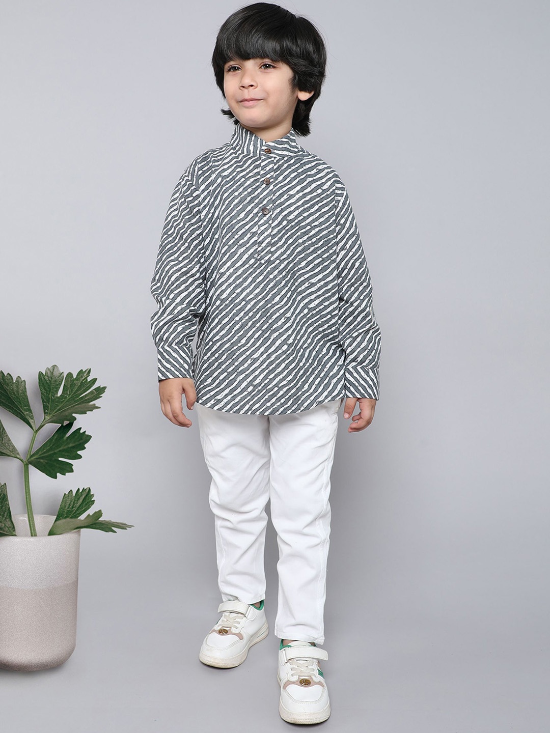 

BAATCHEET Boys Leheriya Printed Band Collar Pure Cotton Kurta With Trousers, Grey