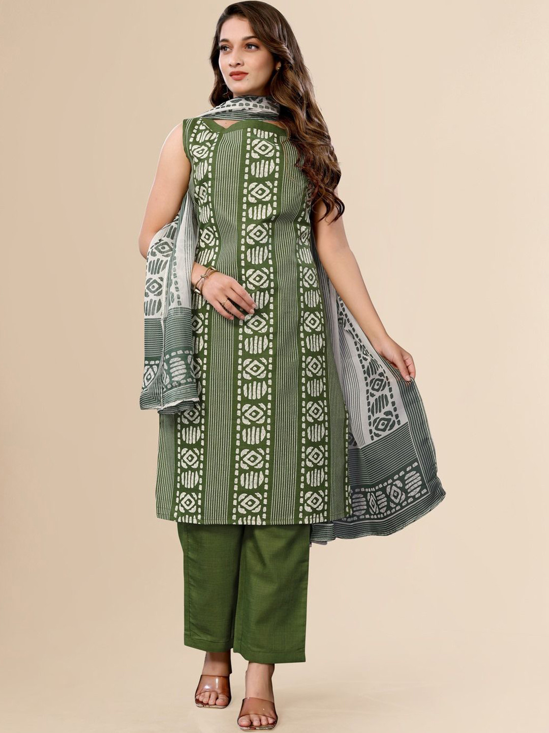 

TITANIUM SILK INDUSTRIES PVT. LTD. Geometric Printed Straight Kurta With Trouser & Dupatta, Green