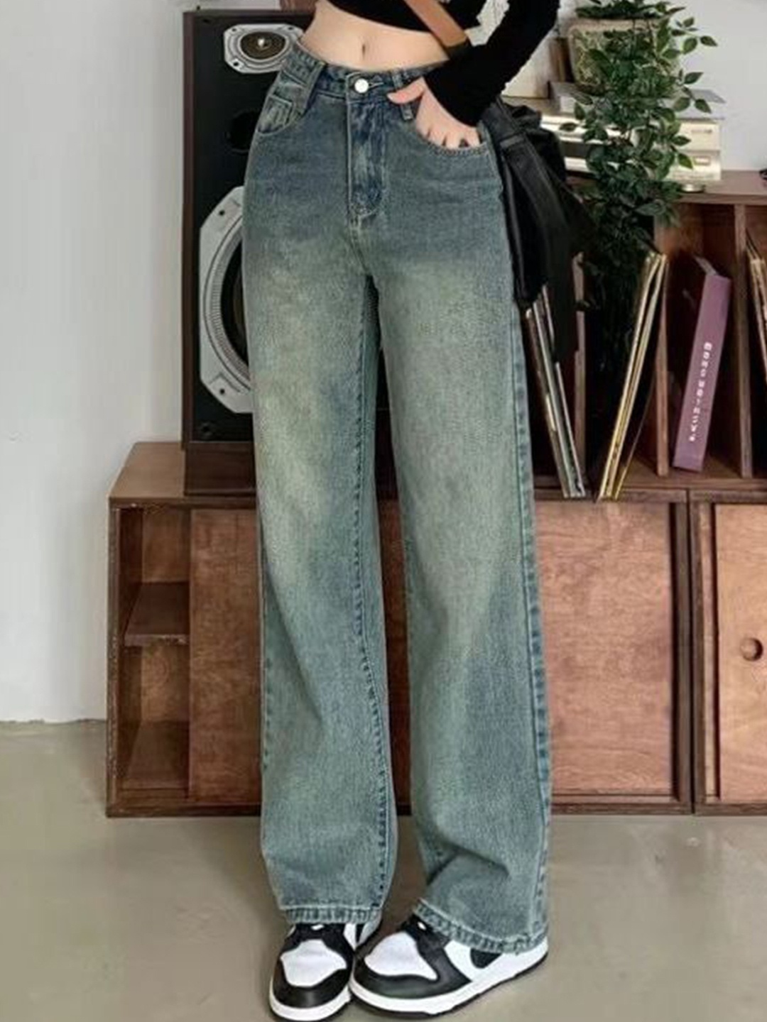 

StyleCast Women Wide Leg Mid-Rise Light Fade Denim Jeans, Blue