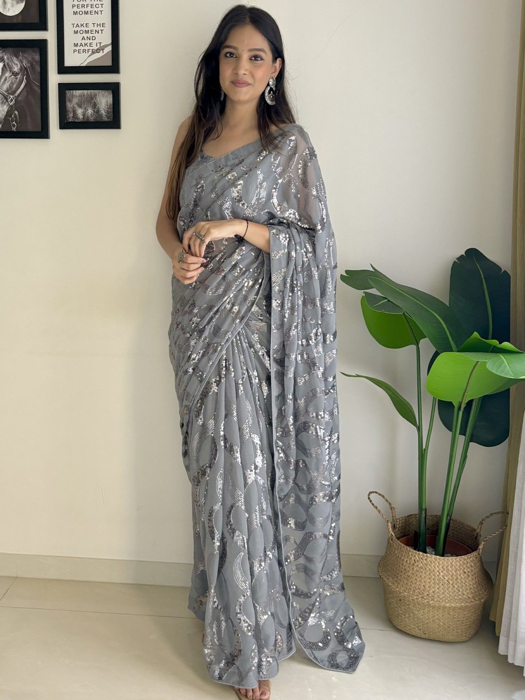 

LeeliPeeri Designer Emblished Sequinned Work Saree, Grey