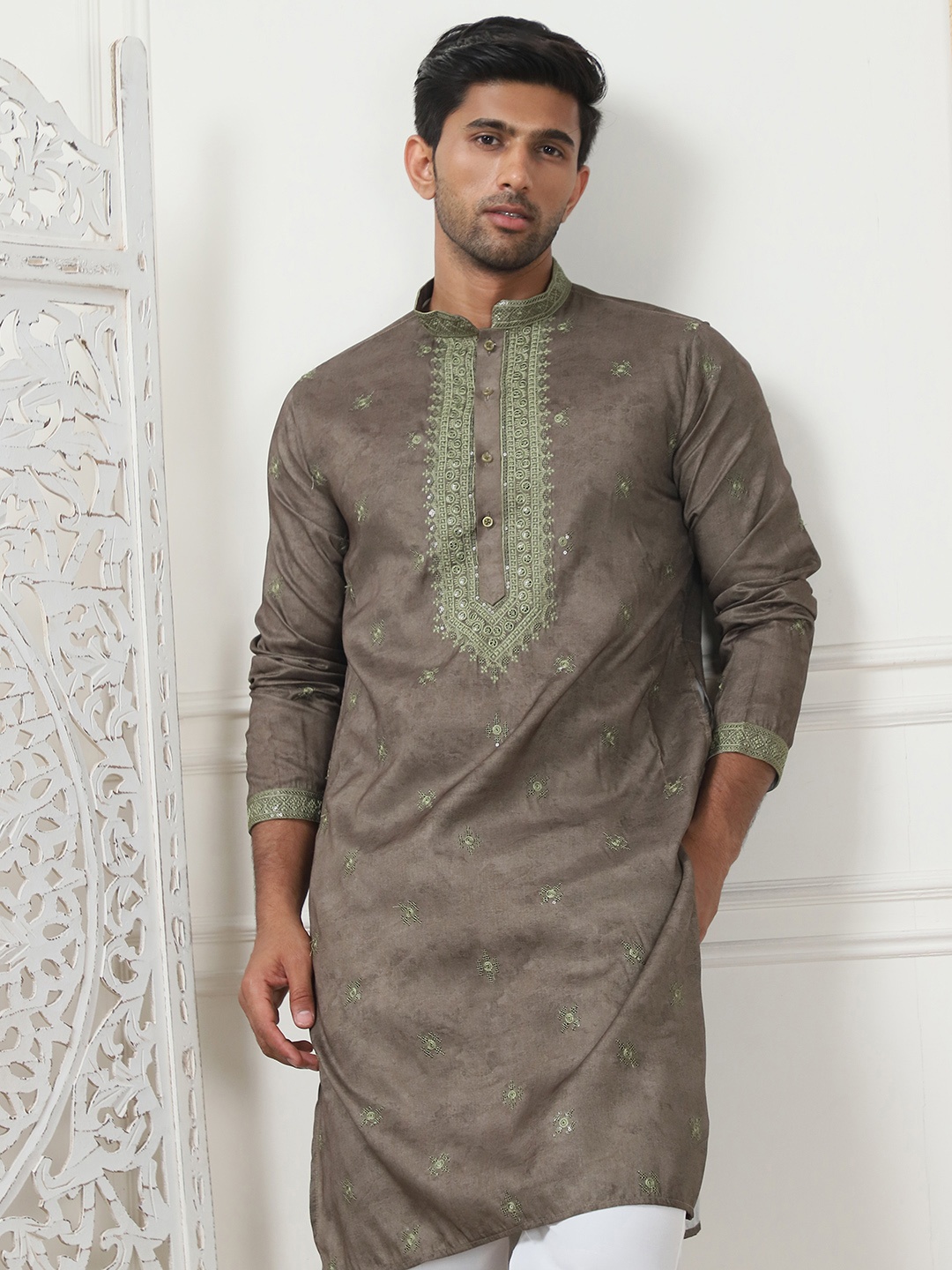 

Jompers Ethnic Motifs Embroidered Mandarin Collar Thread Work Straight Kurta, Brown