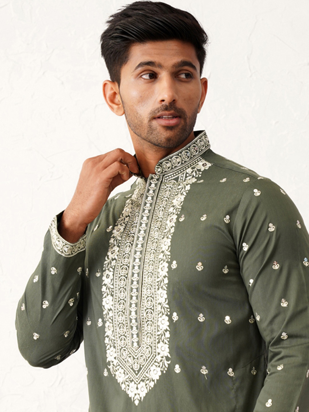 

Jompers Floral Embroidered Chikankari Mandarin Collar Cotton Silk Straight Kurta, Olive