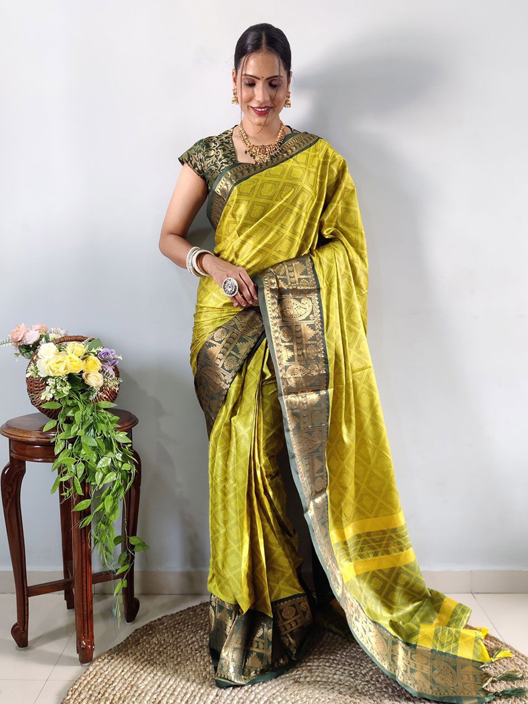 

Aika Woven Design Zari Banarasi Saree, Lime green