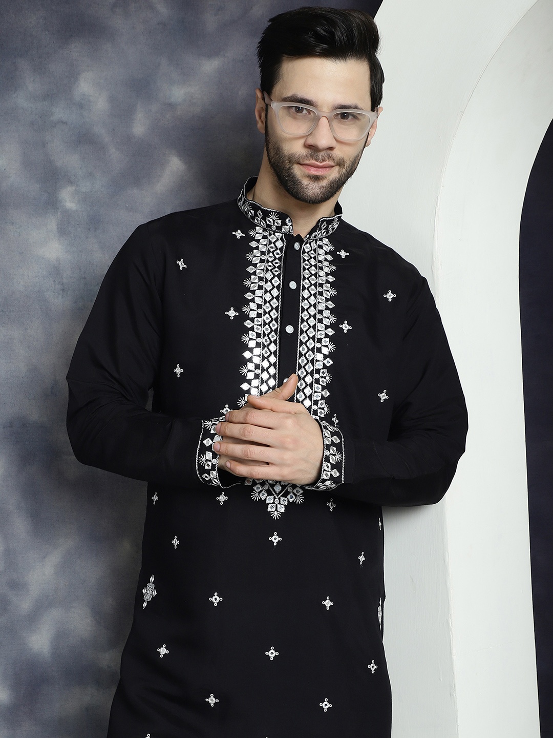 

Jompers Mandarin Collar Floral Embroidered Thread Work Kurta, Black
