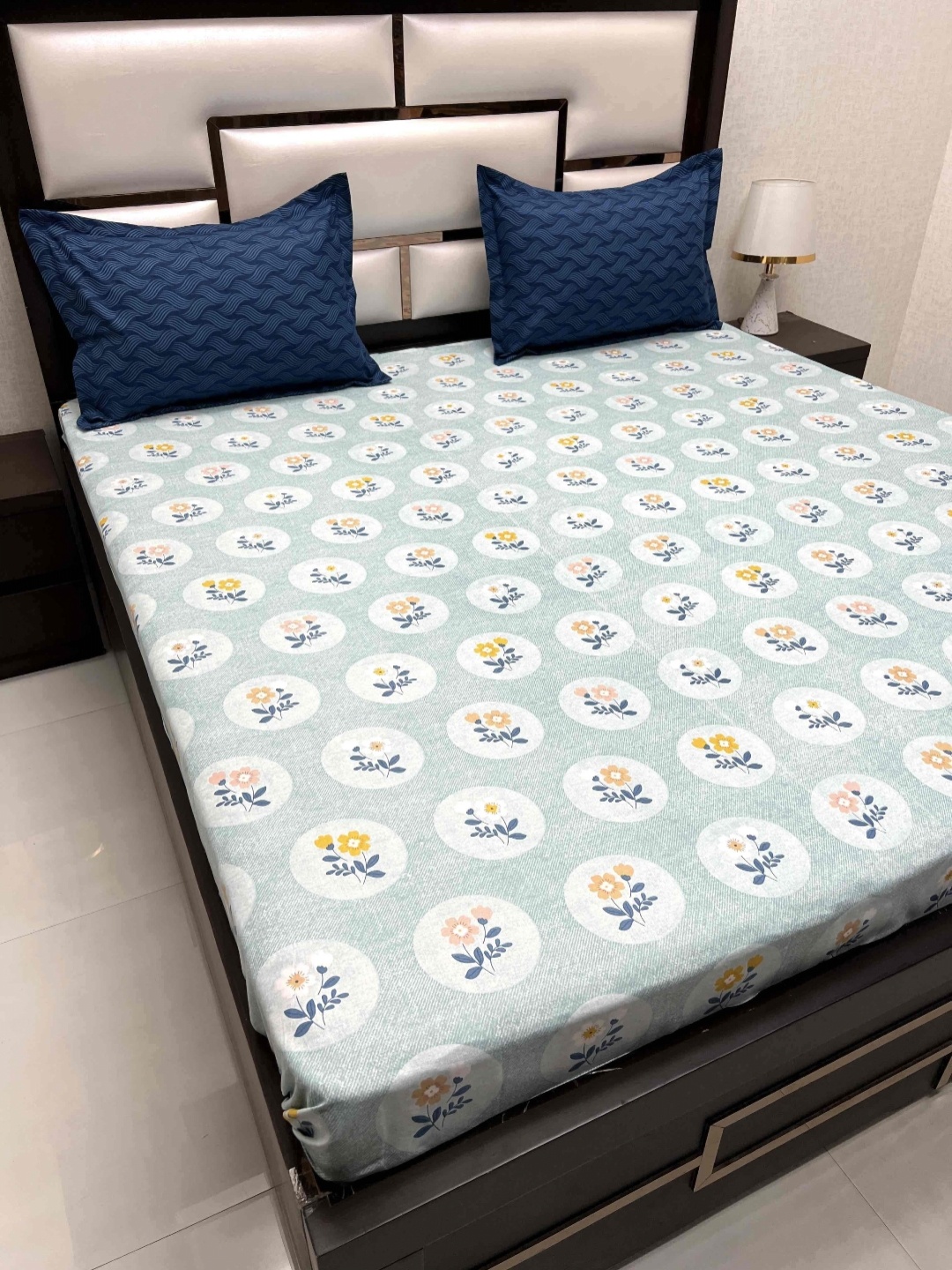 

Pure Decor Blue & White Floral 260 TC Cotton King Bedsheet with 2 Pillow Covers