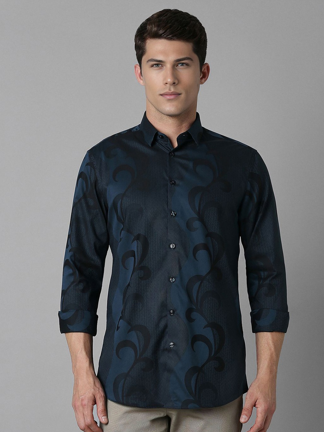 

Louis Philippe Sport Men Spread Collar Abstract Printed Cotton Slim Fit Casual Shirt, Navy blue