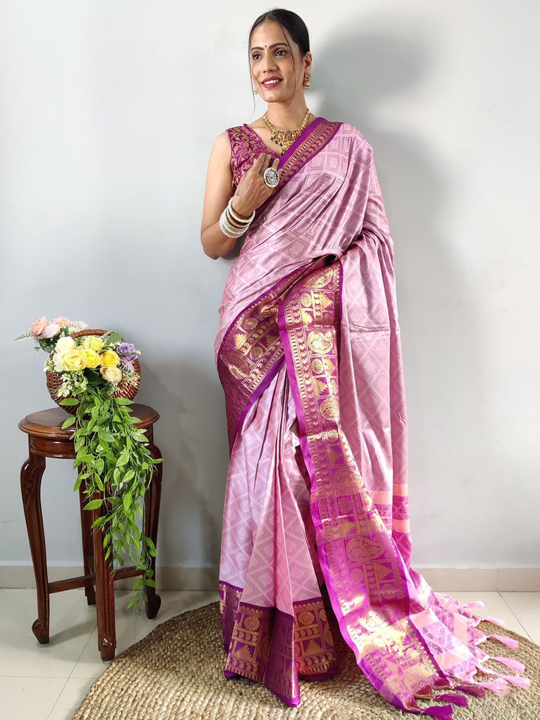 

Aika Geometric Print Woven Design Banarasi Saree, Pink