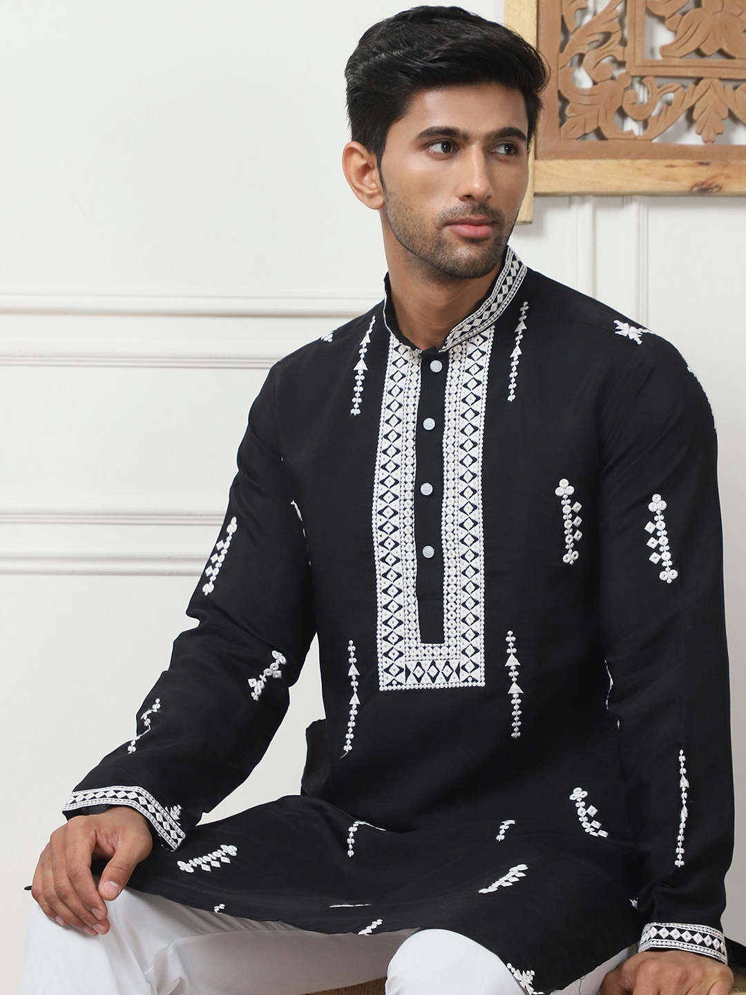 

Jompers Geometric Embroidered Chikankari Mandarin Collar Cotton Silk Straight Kurta, Black