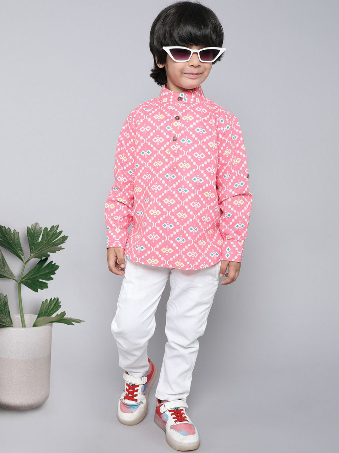 

BAATCHEET Boys Geomitric Printed Long Regular Sleeves Band Collar Kurta with Trouser, Pink