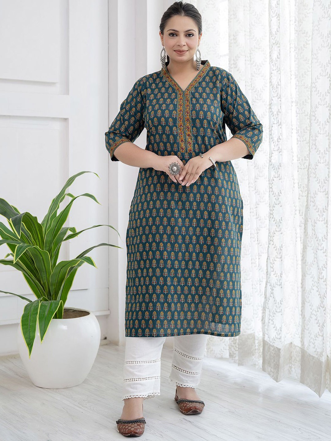 

Nayo Plus Size Floral Printed V-Neck Cotton Straight Kurta, Green