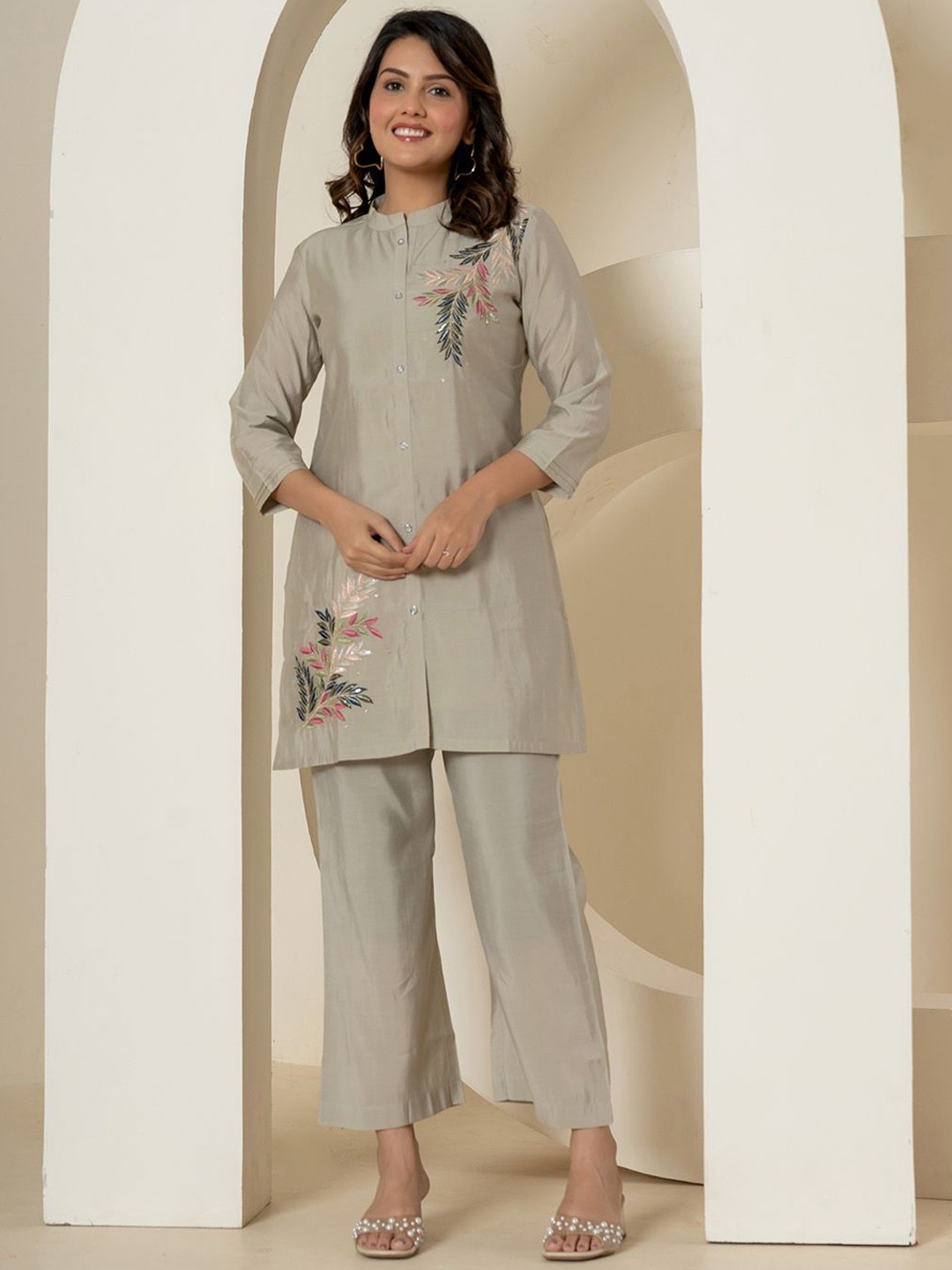 

Yufta Floral Embroidered Mandarin Collar Tunic With Trousers, Grey