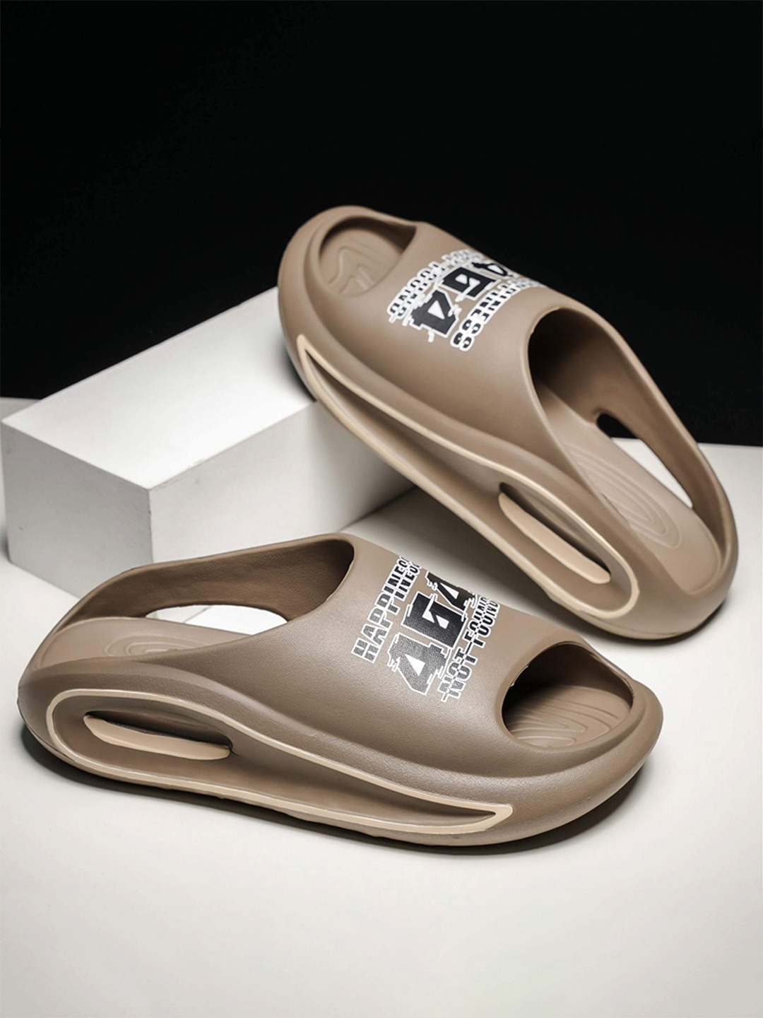 

HASTEN Men Printed Rubber Sliders, Tan